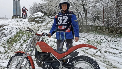 Gonzalo de Lecea, junto a su moto, a sus 70 años, en plena nieve.