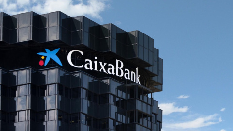 El logo de CaixaBank en sus oficinas en Barcelona.