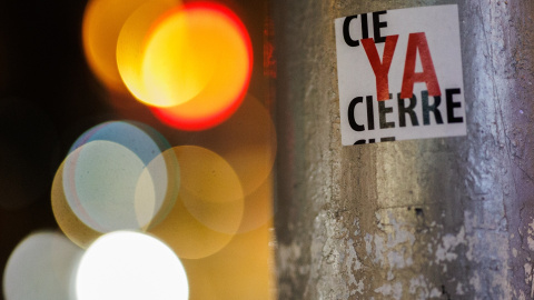Una pegatina contra el Centro de Internamiento de Extranjeros (CIE) de Aluche, en Madrid.