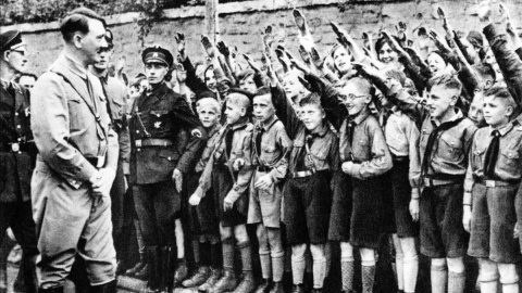 Niños nazis saludan a Adolf Hitler en Leipzig, en 1932.