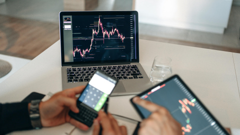 La tecnología nos puede echar una mano en nuestro propósito de ahorrar dinero en 2026.