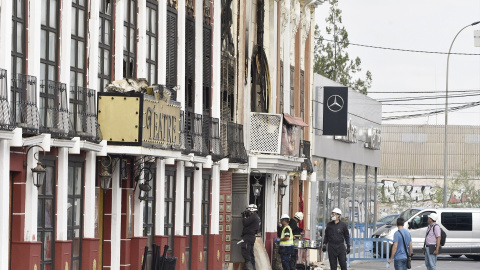 Fotografía de archivo de agentes de la Policía Científica y Forenses trabajando en la investigación en las discotecas Teatre y La Fonda de Murcia. Fotografía de archivo de agentes de la Policía Científica y Forenses trabajando en la investigación en las discotecas Teatre y La Fonda de Murcia.