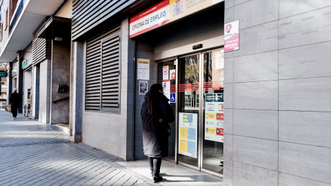 EuropaPress_6496746_mujer_entra_oficina_sepe_febrero_2025_madrid_espana_paro_registrado (Foto de ARCHIVO)Una mujer entra a una oficina del SEPE, a 4 de febrero de 2025, en Madrid (España). El paro registrado en las oficinas de los servicios públicos de empleo subió en 38.725 personas en enero en relación al mes anterior (+1,5%) debido, sobre todo, al sector servicios, que concentró la mayor parte del aumento del desempleo tras finalizar la temporada navideña, según datos publicados por el Ministerio de Trabajo y Economía Social.Carlos Luján / Europa Press04 FEBRERO 2025;SEPE;PARO;DESEMPLEADOS04/2/2025