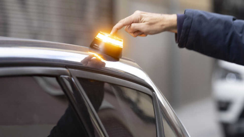 Estos son los requisitos de la baliza V-16 y así se pueden evitar las multas de 80 euros a partir del 1 de enero de 2026