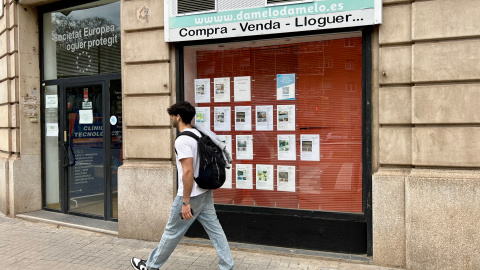 Una de les diverses immobiliàries a Barcelona exposa els anuncis de compravenda i lloguer al seu aparador