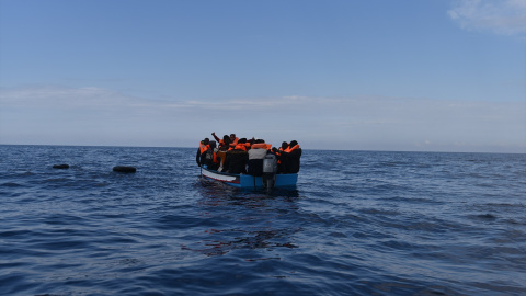 Migrantes en un bote de madera, que salieron de las costas de Libia, esperan se rescatados por miembros de la ONG Open Arms, a 5 de marzo de 2022, frente a la costa de Libia, en el Mar Mediterráneo.