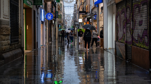 Varias personas caminan con paraguas, a 20 de diciembre de 2025, en Badalona, Barcelona, Catalunya (España). Varias personas caminan con paraguas, a 20 de diciembre de 2025, en Badalona, Barcelona, Catalunya (España).