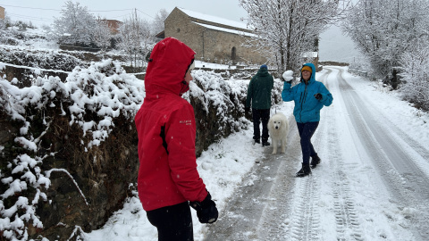 Una família jugant amb la neu a Estamariu, a l'Alt Urgell Una família jugant amb la neu a Estamariu, a l'Alt Urgell