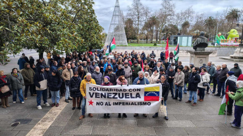 Un centenar de personas salen a la calle para “condenar” el ataque de Estados Unidos a Venezuela y el “secuestro” de Maduro