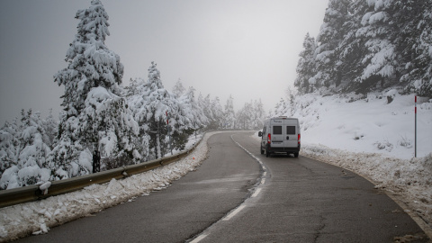 Fotografía de archivo de un puerto de montaña durante el temporal de nieve en Girona. Fotografía de archivo de un puerto de montaña durante el temporal de nieve en Girona.