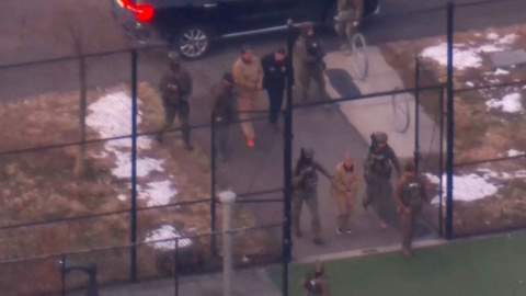 Nicolás Maduro Captura de pantalla, obtenida de un video, en la que se muestra al presidente venezolano, Nicolás Maduro, y a su esposa, Cilia Flores, siendo trasladados a un tribunal federal tras su secuestro.