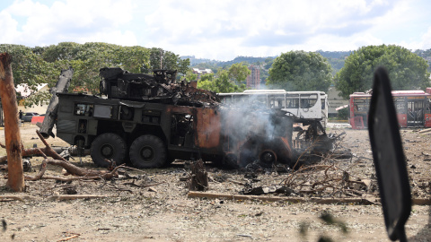 Un vehículo militar incinerado en Caracas tras el ataque de EEUU contra Venezuela.