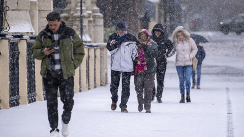 Varias personas caminan por Teruel bajo la nevada. Varias personas caminan por Teruel bajo la nevada.