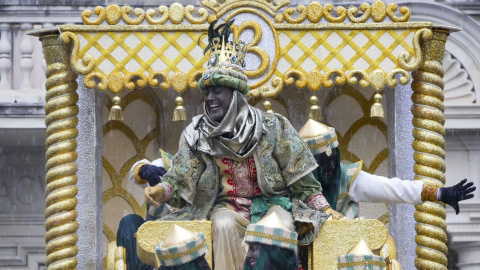 El presidente de la Junta de Andalucía, Juan Manuel Moreno Bonilla, vestido de Rey Baltasar.