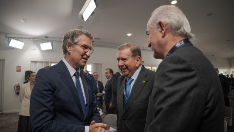 El líder opositor de Venezuela, Edmundo González saluda al presidente del Partido Popular, Alberto Núñez Fiejóo, durante la segunda jornada del Foro La Toja, a 4 de octubre de 2024, en la Illa de Toxa, Pontevedra, Galicia (España).