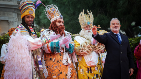 Els Reis d'Orient i l'alcalde Collboni amb la clau màgica per obrir totes les cases de Barcelona.
