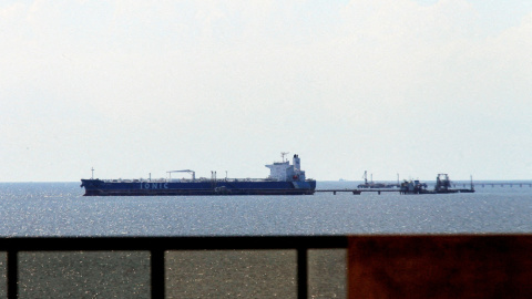 El petrolero Ionic Anax, fletado por Chevron, en el lago Maracaibo en Venezuela (Archivo).