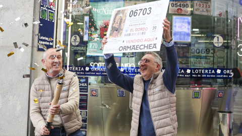 Los loteros de la administración número 1 de Bilbao celebran tras vender parte del número 06703, primer premio del sorteo extraordinario de la lotería del Niño