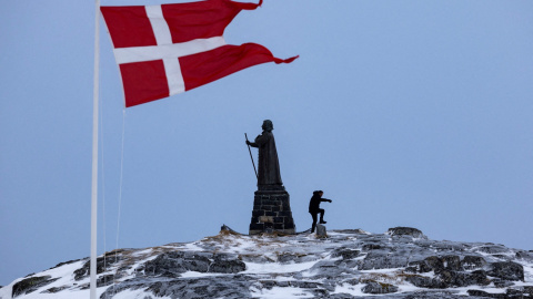 Un hombre camina junto a la bandera danesa que ondea en Nuuk, Groenlandia (Archivo). Un hombre camina junto a la bandera danesa que ondea en Nuuk, Groenlandia (Archivo).