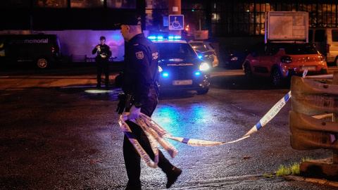 Varios agentes de Policía Nacional Varios agentes de Policía Nacional acordonan la zona de un crimen.