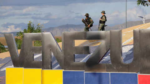 Militares venezolanos vigilan una de las fronteras del país.