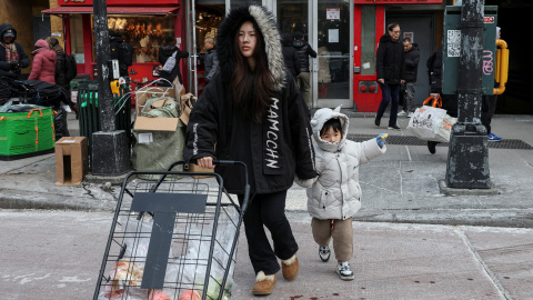 Una mujer con su hija en el barrio de Queens, en Nueva York.