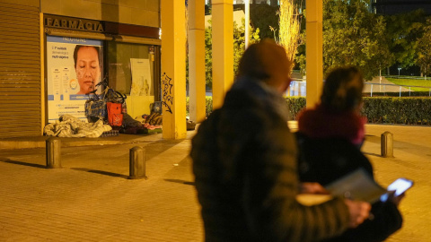 Voluntaris d'Arrels observen persones sensellar dormint al carrer, en el marc del recompte que fa l'entitat.