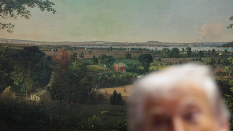 La pintura 'Vista de la ciudad de Washington desde la costa de Virginia' de William MacLeod cuelga en la pared mientras el presidente estadounidense Donald Trump participa en un acto. La pintura 'Vista de la ciudad de Washington desde la costa de Virginia' de William MacLeod cuelga en la pared mientras el presidente estadounidense Donald Trump participa en un acto.