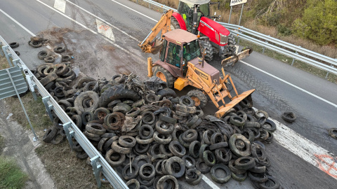 Els pagesos han tallat la via amb pneumàtics durant la protesta d'aquest dijous