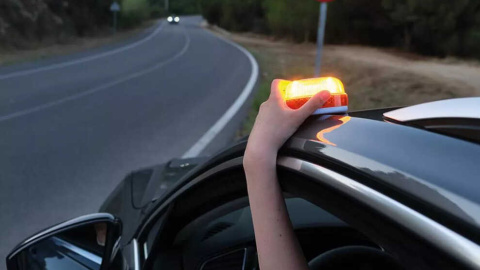 La DGT dará un "plazo razonable" antes de multar a los conductores que no lleven la baliza V-16 La DGT dará un "plazo razonable" antes de multar a los conductores que no lleven la baliza V-16