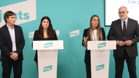 Míriam Nogueras, Mònica Sales, Salvador Vergés i Eduard Pujol, en roda de premsa a la seu de Junts