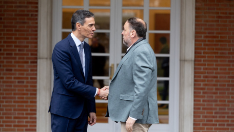 El presidente del Gobierno, Pedro Sánchez, recibe al presidente de Esquerra Republicana de Catalunya (ERC), Oriol Junqueras, en el Palacio de la Moncloa. El presidente del Gobierno, Pedro Sánchez, recibe al presidente de Esquerra Republicana de Catalunya (ERC), Oriol Junqueras, en el Palacio de la Moncloa.
