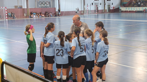 Óscar Arestizabal en un partido de balonmano femenino en Fuerteventura