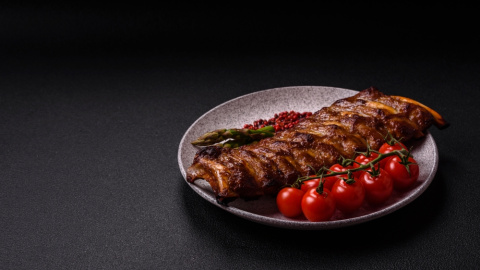 Costillas de cerdo al horno con salsa barbacoa.