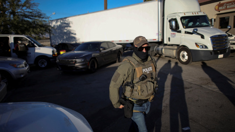 Agente el Servicio de Inmigración y Control de Aduanas Imagen de archivo de un agente del Servicio de Inmigración y Control de Aduanas (ICE).