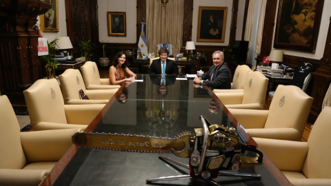 Isabel Díaz Ayuso junto a Javier Milei y su motosierra de los recortes.