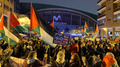 Vista de la concentración pro-palestina frente al Movistar Arena de Madrid, ante el partido de la Euroliga entre Real Madrid y Maccabi Tel Aviv. Vista de la concentración pro-palestina frente al Movistar Arena de Madrid, ante el partido de la Euroliga entre Real Madrid y Maccabi Tel Aviv.