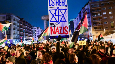 08 January 2026, Spain, Madrid: People wave Palestinian flags and protest against Israel's actions in the Gaza war before the Euroleague basketball match between Real Madrid and Maccabi Tel Aviv. Photo: Richard Zubelzu/ZUMA Press Wire/dpaRichard Zubelzu/ZUMA Press Wire/ DPA08/1/2026 ONLY FOR USE IN SPAIN