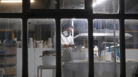 trabajadorfabrica Un trabajador en la fábrica de Sargadelos, en una imagen de archivo.
