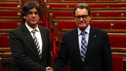 Carles Puigdemont i Artur Mas el 10 de gener del 2016, quan el primer va ser investit president de la Generalitat. 10/01/2016 Carles Puigdemont i Artur Mas el 10 de gener del 2016, quan el primer va ser investit president de la Generalitat.