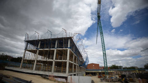Foto de archivo de la construcción de un bloque de viviendas en Madrid. Foto de archivo de la construcción de un bloque de viviendas en Madrid.