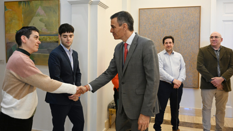 Familiares de víctimas con el presidente del Gobierno.