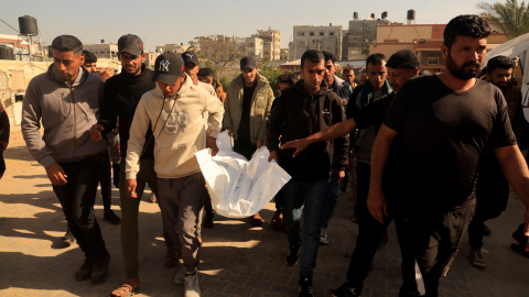 Palestinos cargan con el cuerpo de personas asesinadas por el Ejérctio israelí.