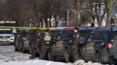 Agentes del Departamento de Policía y del FBI en el lugar del tiroteo en Minneapolis. Agentes del Departamento de Policía y del FBI en el lugar del tiroteo en Minneapolis.
