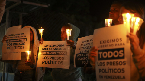 Familiares de presos políticos fuera del centro penitenciario Rodeo I, en Zamora (Venezuela). Familiares de presos políticos fuera del centro penitenciario Rodeo I, en Zamora (Venezuela).