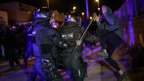 Mossos (1) Els Mossos d'Esquadra carreguen contra els manifestants que protesten contra la presència de Núcleo Nacional a Sentmenat.