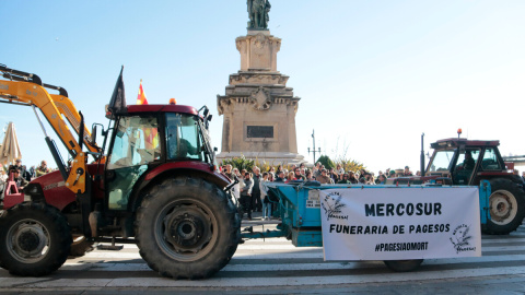 Els pagesos han arribat fins al balcó del Mediterrani de Tarragona per mostrar el rebuig contra l'acord del Mercosur.