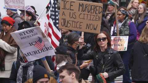 Personas marchan durante una protesta con el lema 'No a la guerra, no a los reyes, no al ICE' en Nueva York.