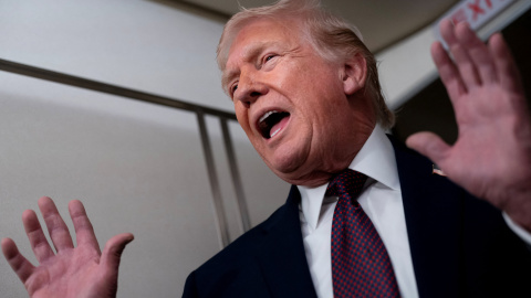 El presidente de EEUU, Donald Trump, atiende a los medios en su avión presidencial.