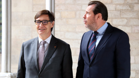 El president de la Generalitat, Salvador Illa, al costat del ministre de Transports, Óscar Puente, al Palau de la Generalitat.